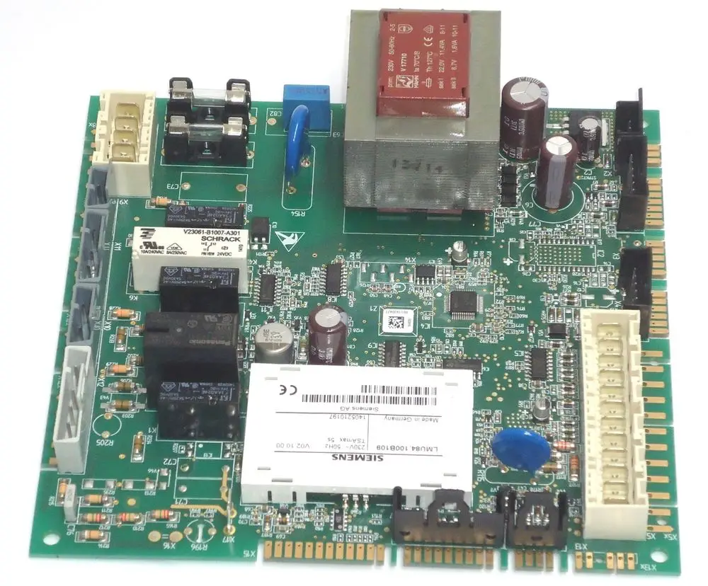 Platine von Daikin mit verschiedenen elektronischen Bauteilen, Relais und Anschlussmöglichkeiten, verwendet in Heizsystemen der Marke Daikin.